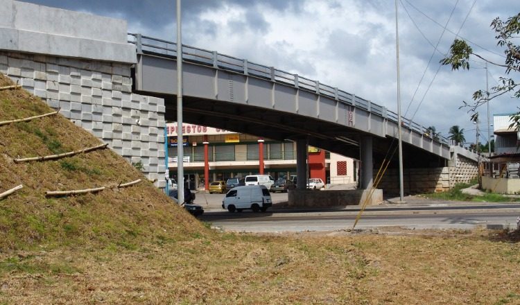 Puente ubicado en la entrada de la barriada Las Acacias en el corregimiento de Don Bosco, sobre la conocida Vía Tocumen. Cortesía