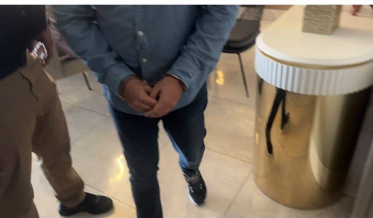 Momentos en que Publio De Gracia fue esposado y conducido, junto a una mujer, por unidades de la fiscalía y de la DIJ e Inteligencia Policial de la Policía Nacional. Cortesía