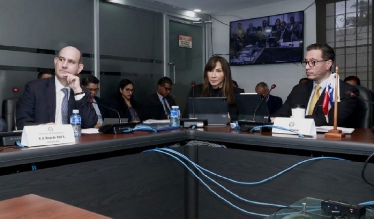 Fue una larga sesión para las autoridades del Ministerio de Economía y Finanzas en la Comisión de Presupuesto, que se extendió por más de ocho horas. Cortesía