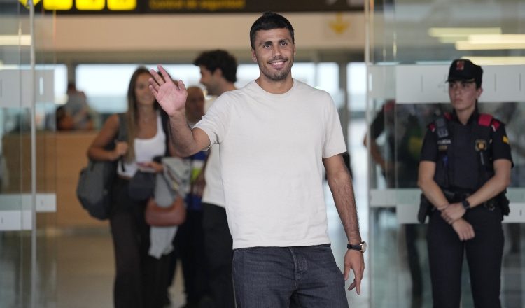 Rodrigo Hernández 'Rodri'  a su llegada a Barcelona. Foto:EFE