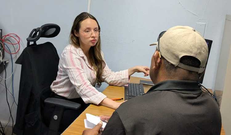 Una oficial brinda orientación a un asegurado en Bugaba, Chiriquí. Cortesía