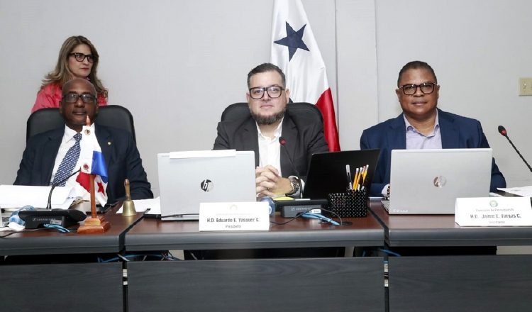 Junta directiva de la Comisión de Presupuesto de la Asamblea Nacional, presidida por el diputado Eduardo Vásquez, de CD. Cortesía