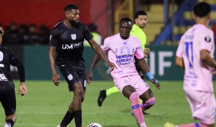 Marlín Cuero  de Mixco (der.) disputa el balón con Jacinto Fuentes de UMECIT. Foto: EFE