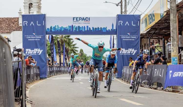 El colombiano Wilmar Paredes cruza la meta. Foto: Fepaci