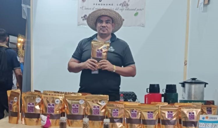 Nelson Valderrama, propietario de Café Tulú, agradece al programa Cobre Panamá El Pitch. Fotos: Cortesía