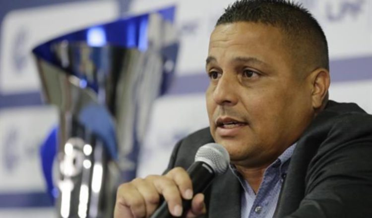 Franklin Narváez es el nuevo técnico del Tauro. Foto: EFE