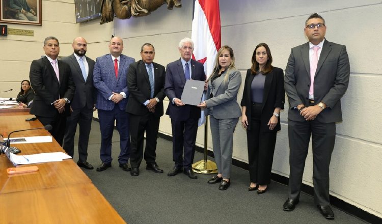 Los magistrados del Tribunal Electoral entregaron el proyecto de reformas electorales a la Asamblea.  Cortesía 