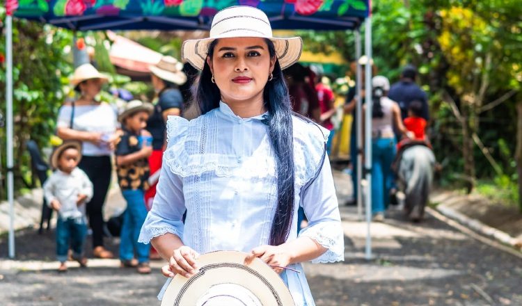 Elita Martínez, se siente muy agradecida con este programa por las fortalezas que ha logrado para seguir creciendo su negocio familiar. Foto: Cortesía