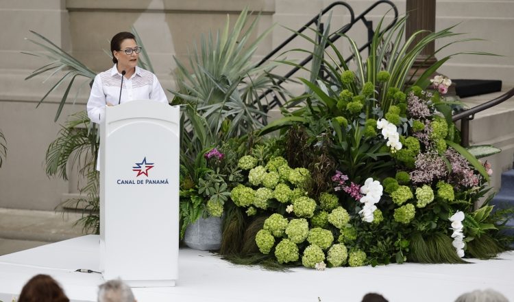 Durante su discurso, la nueva administradora del Canal recordó que cuando llegó a la ACP hace más de 40 años solo tenía la certeza de que quería aprender y servir. EFE