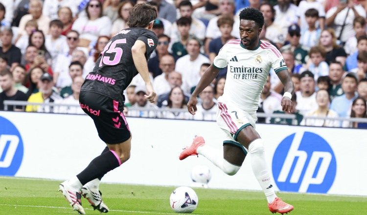 El delantero brasileño del Real Madrid Vinicius Junior (der.). Foto: EFE