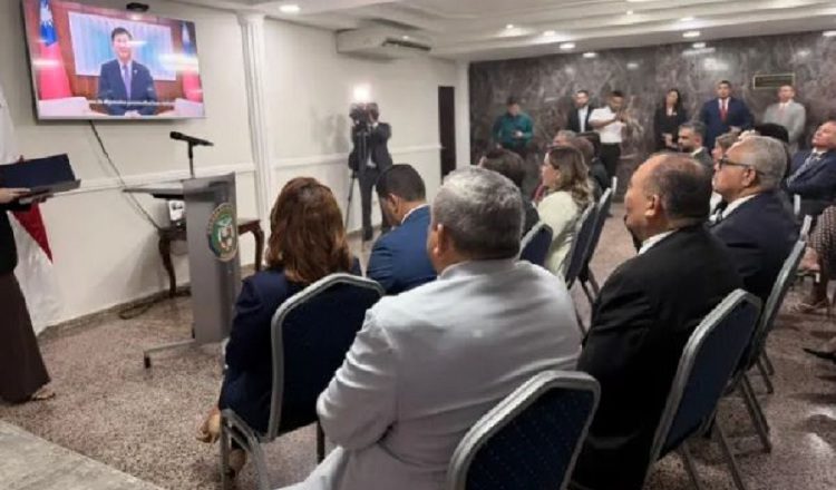 El congresista estadounidense Mario Díaz-Balart felicitó a la Asamblea por su decisión y calificó a la isla como una "democracia vibrante".  Cortesía