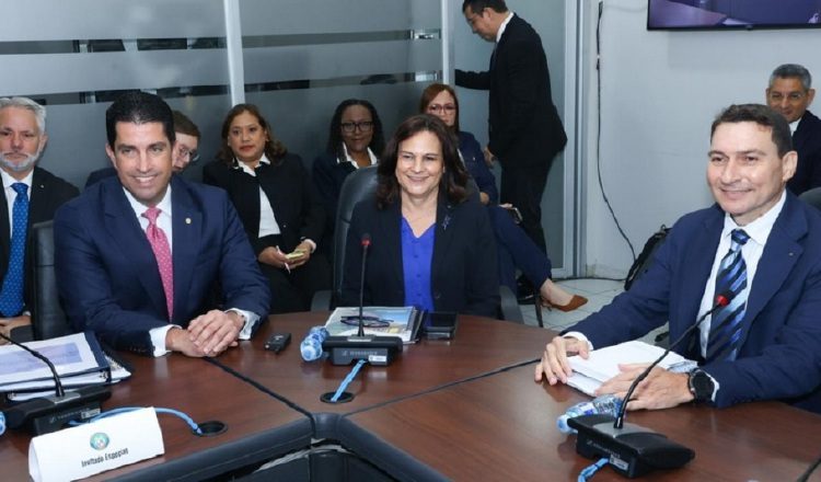 El ministro del Canal. José Ramón Icaza, junto a la administradora del Canal, Ilya Espino, y el subadministrador interino, Rubén Pérez, en la sustentación del presupuesto. Cortesía