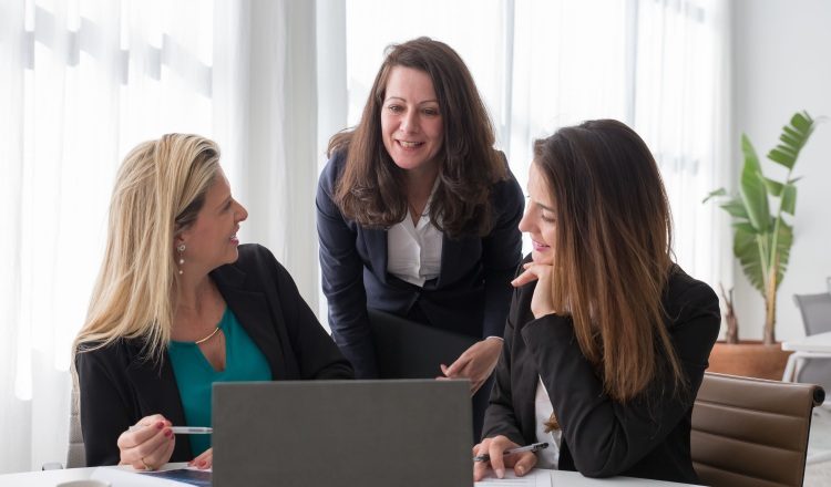 Las mujeres cada día se preparan más, pero no logran estar al frente de las empresas. Foto: Pexels