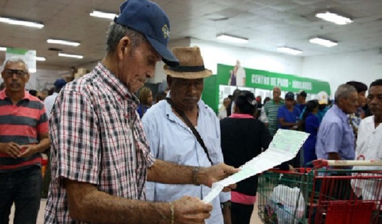 Cuando hayan entregado la mayoría de los beneficiarios vivos comenzarán con los herederos. Foto: Archivo