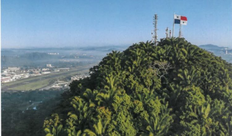Vista panorámica de la cima del Cerro Ancón.  Cortesía
