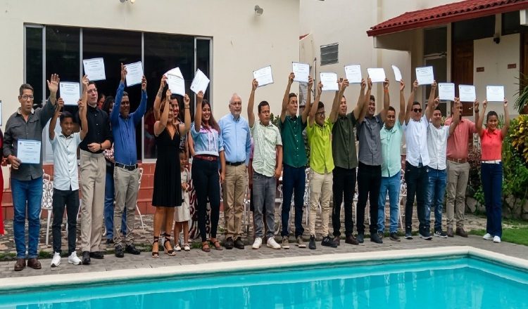 La satisfacción de los participantes fue notoria durante la culminación del curso. Foto: Imagen mejorada con IA