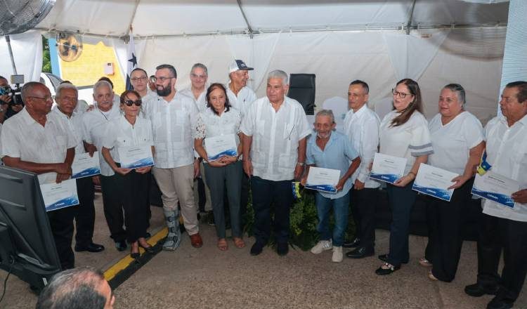 Colaboradores del IDAAN en Chitré con una trayectoria en la entidad, recibieron reconocimientos, del presidente José Raúl Mulino. Cortesía