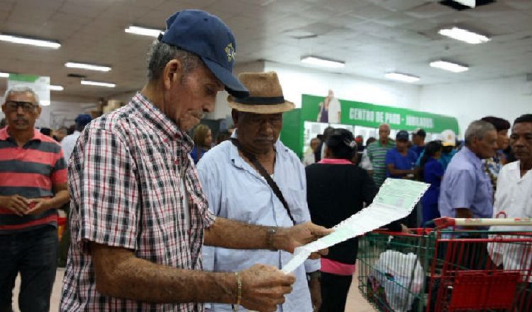 Los jubilados y pensionados no están de acuerdo con sectorizar el beneficio como ha sugerido el sector empresarial.  ARCHIVO