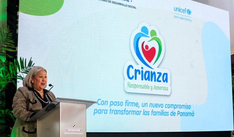 La ministra Beatriz Carles de Arango ha señalado que fortalecer a las familias para que los niños crezcan rodeados de amor es una prioridad de la acción social. CORTESÍA 