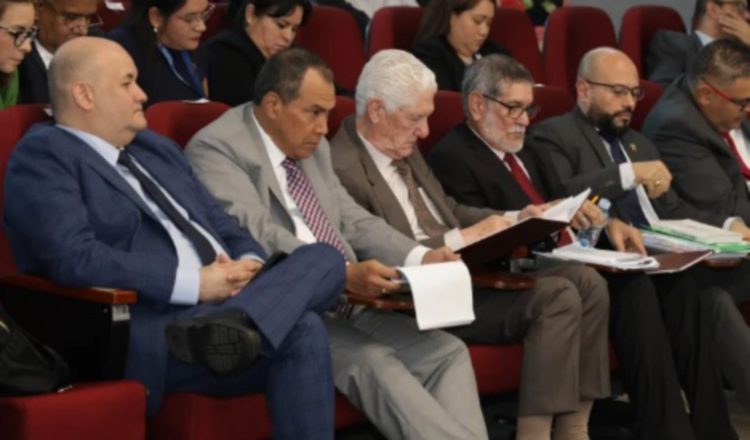 Los magistrados durante el primer debate de las reformas.  Cortesía