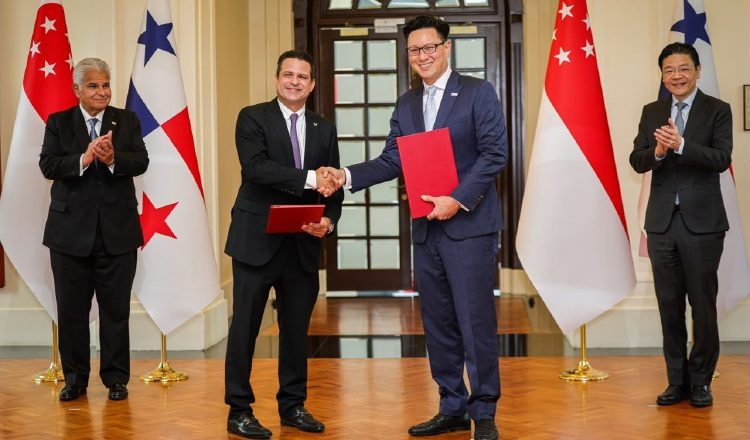 El presidente José Raúl Mulino, junto a Jose Ruiz, gerente del aeropuerto, Kerry Mok, presidente de SATS Ltd, y el Primer Ministro de Singapur, Lawrence Wong.