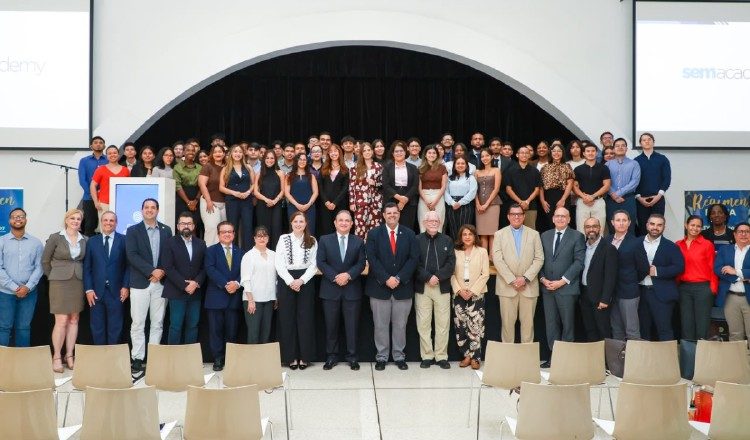 Los estudiantes universitarios que participan en SEM Academy, en compañía de representantes del Gobierno, empresas y univeridades. Cortesía