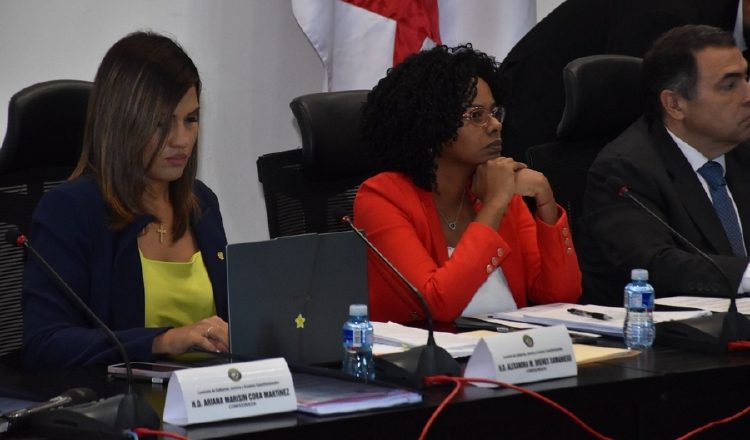 Alexandra Brenes y Walkiria Chandler integran la Comisión de Gobierno y fueron las únicas en votar en contra en el primer debate. Archivo