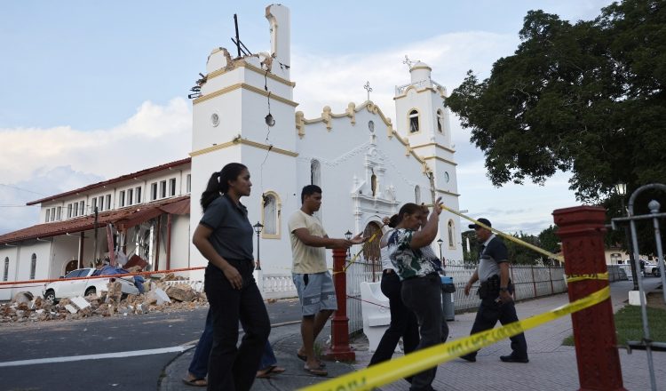 La   Catedral San Juan Bautista de Penonomé sufrió afectaciones de consideración en una de sus torres y en los costados. EFE