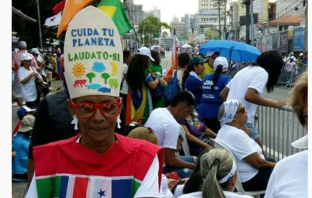 La "viejita", como la llamó el papa, persiguió a Francisco por toda la ciudad. 