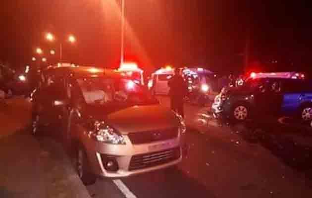 Uno de los autos invadió el carril del otro provocando la aparatosa colisión. Foto/Mayra Madrid