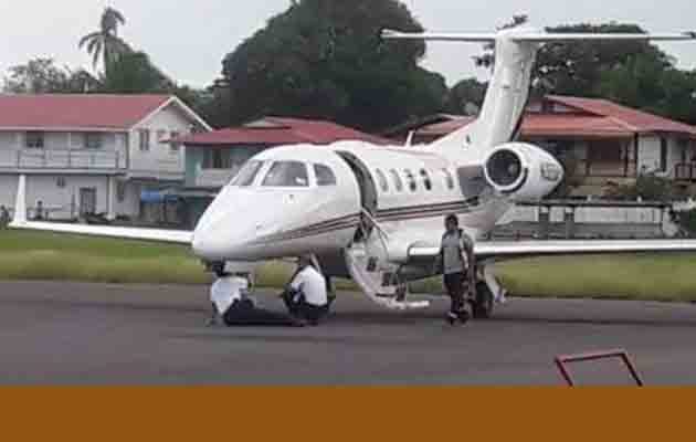 Inspeccionan la aeronave después del incidente. Foto/Mayra Madrid