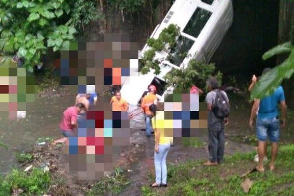 Un bus que prestaba el servicio de transporte público cayó al río en el sector de Las Lajas. Foto @TraficoCPanama