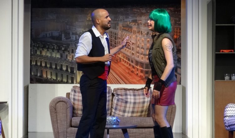 Samuel Ibarra y Yarelí Cartín, en una escena de la comedia dramática "Cámbiamela por otra", en Teatro ABA. Rosalina Orocú Mojica.
