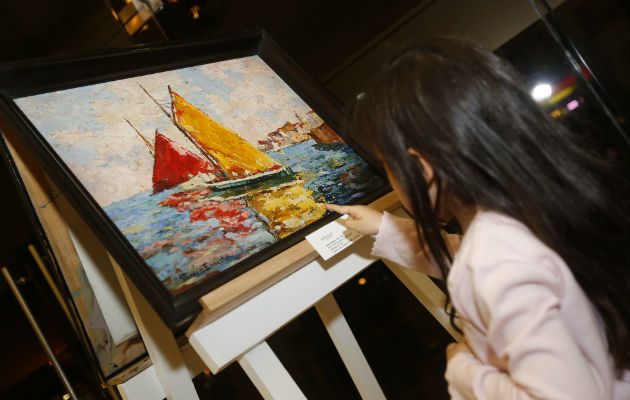 Pequeña visitante admira obra en la muestra itinerante que exhibe la Caja de Ahorros en su Casa Matriz. /Foto: Josué Arosemena.