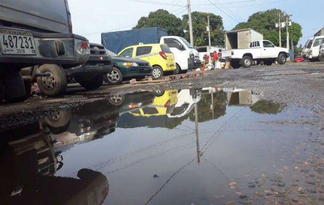 Aguas servidas y lodo en las calles del mercado.