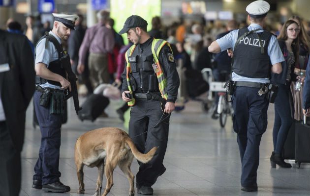 Policías alemanes patrullan por la terminal del aeropuerto de Fráncfort. Foto/ EFE
