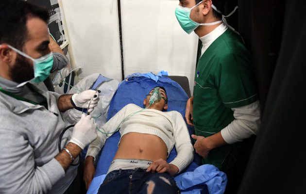 Según los cálculos del Observatorio Sirio, 94 personas necesitaron atención médica y 31 de ellas permanecen hospitalizadas por los efectos del gas. FOTO/AP