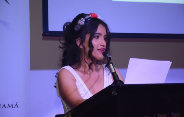 Escritora Alessandra Monterrey Santiago. Afirma que:"... en mi caso la poesía no es un hobby o símbolo de status para pretenderme elegida o marginada. Es un diálogo sobre todo conmigo misma donde abro puertas y cierro otras." Foto: Cortesía.