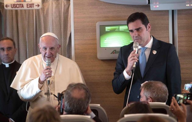 El portavoz de la Santa Sede, Alessandro Gisotti, (D), precisó que "ha sido reiterada la cercanía del Santo Padre y de la Santa Sede al pueblo venezolano. FOTO/EFE