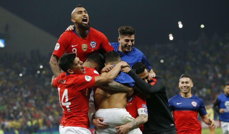 Los jugadores de Chile celebran con Sánchez el penal definitivo. Foto AP
