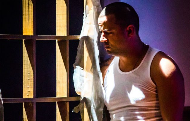 Andrés Morales vuelve al escenario. Aquí, en 'Implicados', de Arturo Wong Sagel, que se ha llevado al tablado varias veces. /Foto: Agustín Goncalves.