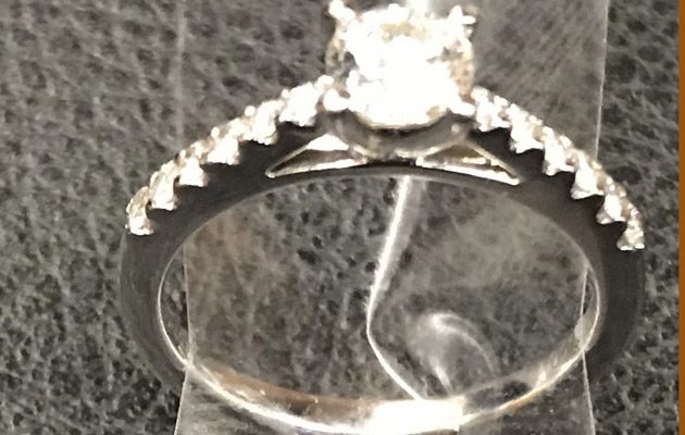 Drennan le dijo al periódico que tenía intención de mantener en secreto el anillo perdido, pero un amigo le reenvió el tuit de la policía. Drennan llamó al departamento policial el domingo. FOTO/AP