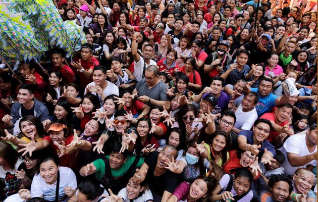 Chinos a lo largo del país y en las comunidades del extranjero dieron hoy la bienvenida al Año Nuevo lunar, en el que el despreocupado y generoso cerdo, duodécimo símbolo del horóscopo, sustituye al alegre pero inconformista perro. FOTO/EFE