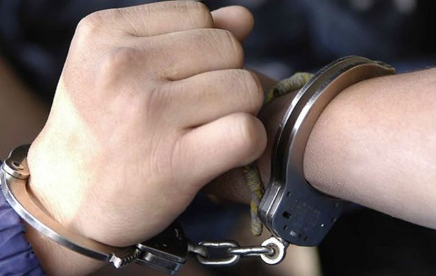La menor fue maniatada con un cinturón a la altura de cuello y boca.