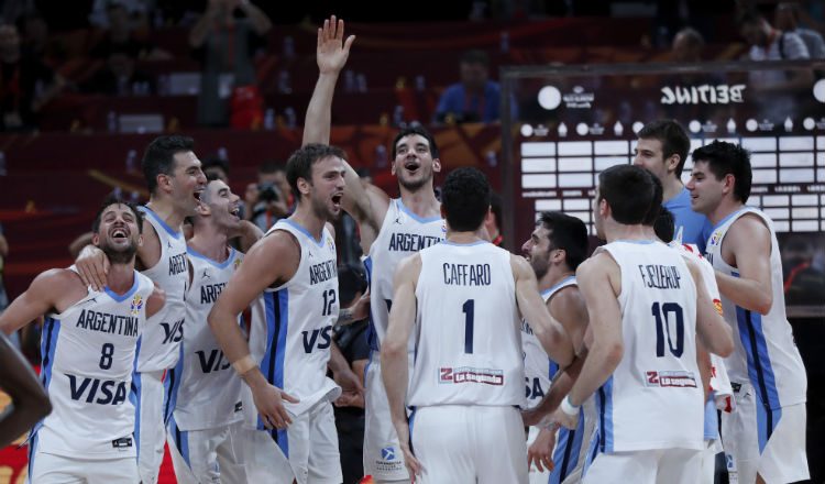 Los argentinos celebran la clasificación a la final del mundial de baloncesto. foto AP