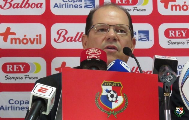 Manuel Arias trató de calmar la situación.