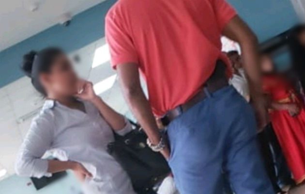 Mantenía un arma de fuego en la espalda. Foto: Mayra Madrid. 