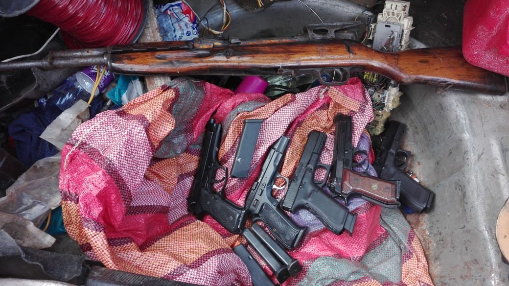 Las armas de fuego estaban dentro del taxi que fue detenido en el sector de Belén.
