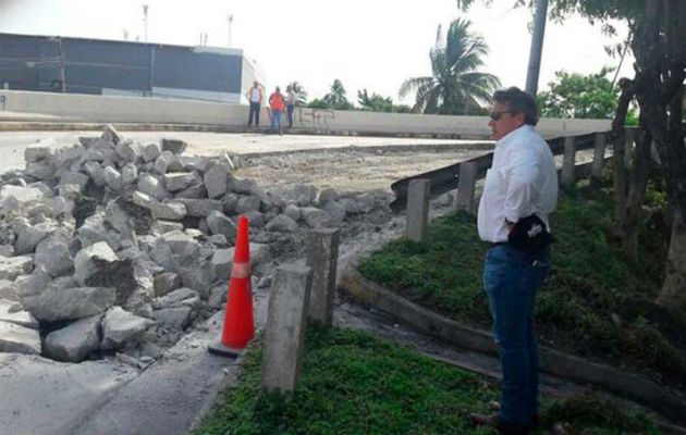 Ministro del MOP Ramón Arosemena asegura que él 'chifea' los huecos en las calles. Foto: Panamá América.