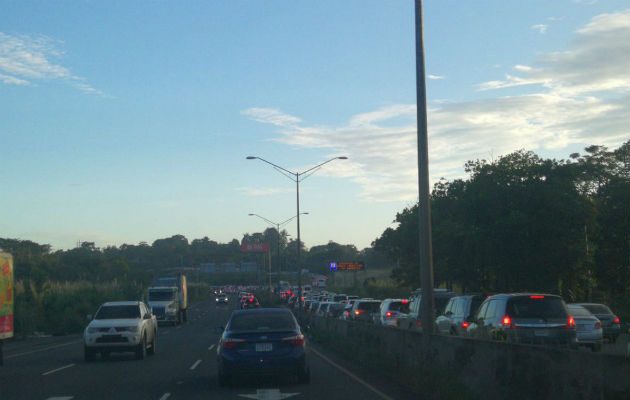Muchos conductores se vieron atrapados en un congestionamiento vehicular. TraficoCPanama